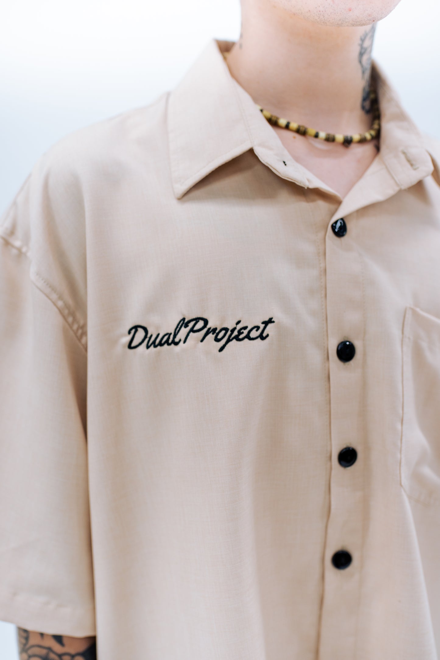 Camisa básica arena